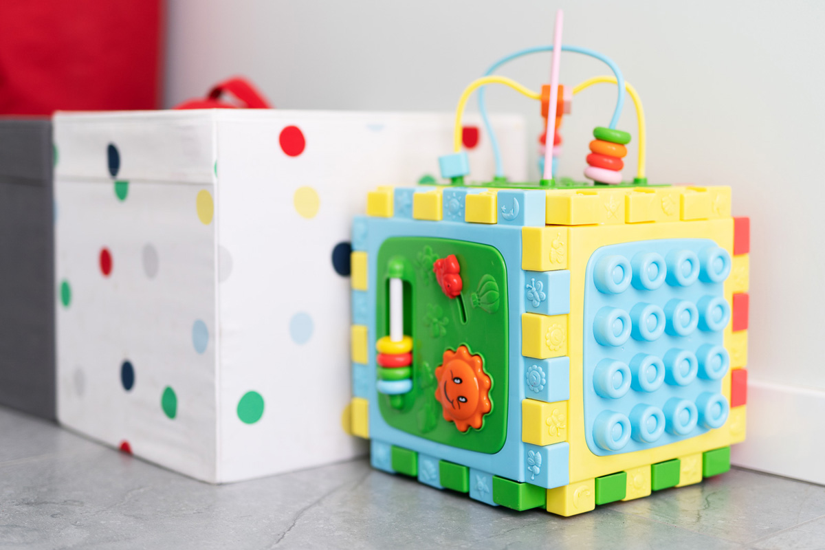 regał z książkami, pudełkami i zabawkami