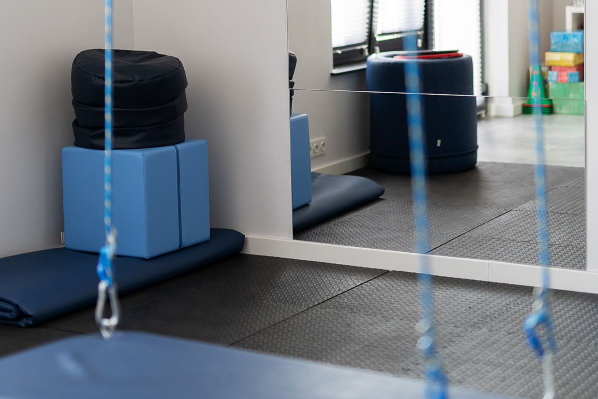 wisząca huśtawka w tle lustro 